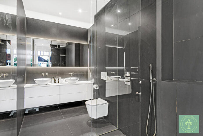5 Bedroom Detached House To Rent In Old Park Road, N13