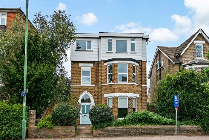 3 Bedroom Flat To Rent In Mortlake Road, Kew, Richmond, Surrey, TW9