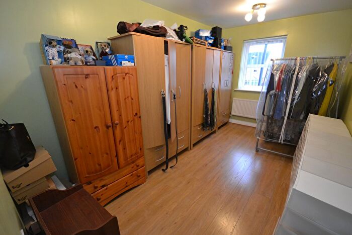 4 Bedroom Semi-Detached House For Sale In Thamesbrook, Hull, HU7