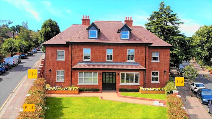 2 Bedroom Apartment To Rent In , Connaught Avenue, Loughton, IG10