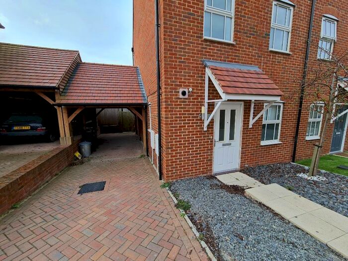 4 Bedroom Town House To Rent In Merriall Close, Swanscombe, DA10