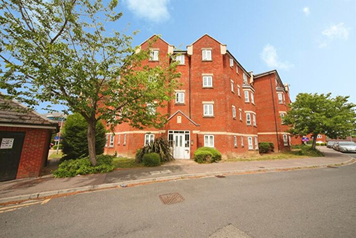 2 Bedroom Flat For Sale In Watling Gardens, Dunstable, LU6
