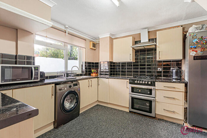 3 Bedroom Maisonette For Sale In Daubeney Road, London, E5