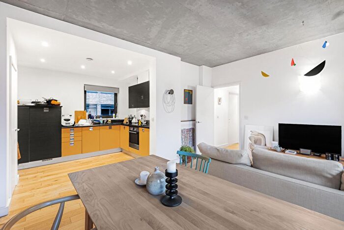 2 Bedroom Flat For Sale In Coleman Fields, Islington, London, N1