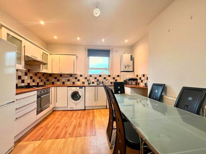 2 Bedroom Flat To Rent In Josephine Avenue, London, SW2