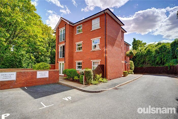 2 Bedroom Flat For Sale In Worcester Road, Droitwich, Worcestershire, WR9