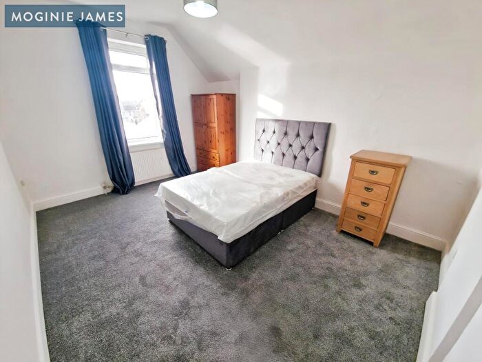 3 Bedroom Flat To Rent In City Road, Roath, CF24