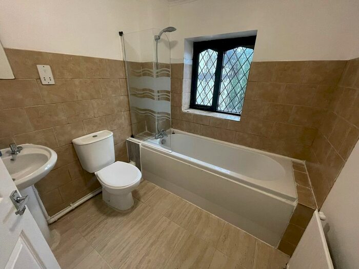 3 Bedroom Property To Rent In Cranmer Court, Ravenhill, Swansea SA5