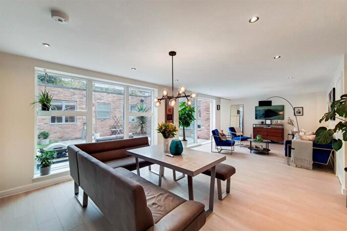 3 Bedroom Mews For Sale In Herron Walk, London, SE13