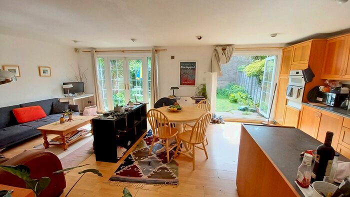 3 Bedroom Semi-Detached House To Rent In Ardleigh Road, Islington, N1