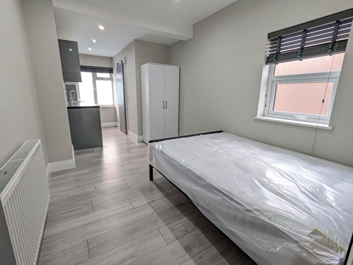 Studio To Rent In Edgware Road, London, NW2