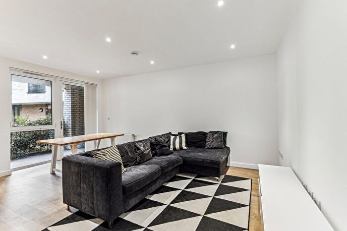 2 Bedroom Flat To Rent In Salcombe Road, Hackney, N16