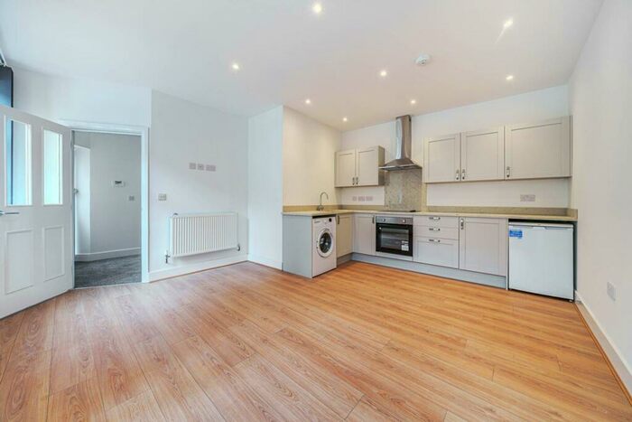 2 Bedroom Flat To Rent In Kings Street, Maidstone, ME14