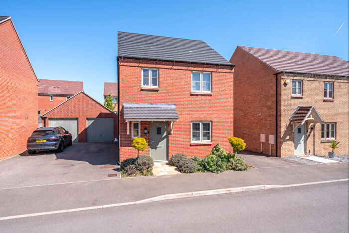 3 Bedroom Detached House For Sale In Seddon Gardens, Leighton Buzzard, LU7