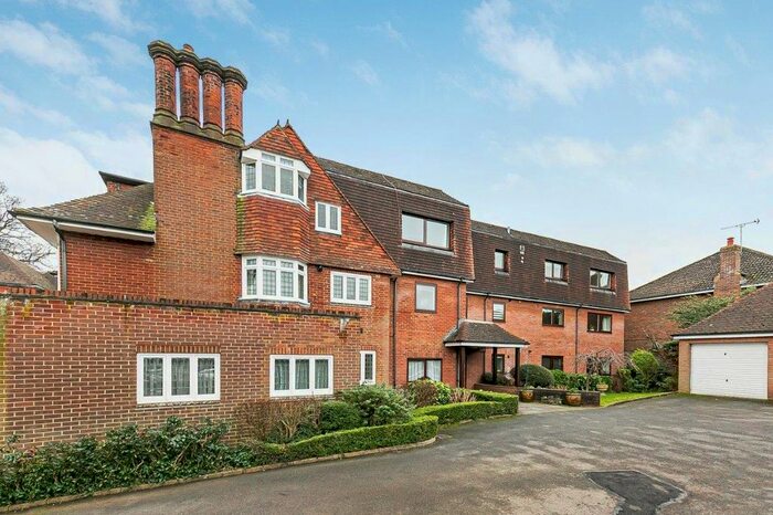 3 Bedroom Flat To Rent In Kirkwick Avenue, Harpenden, AL5