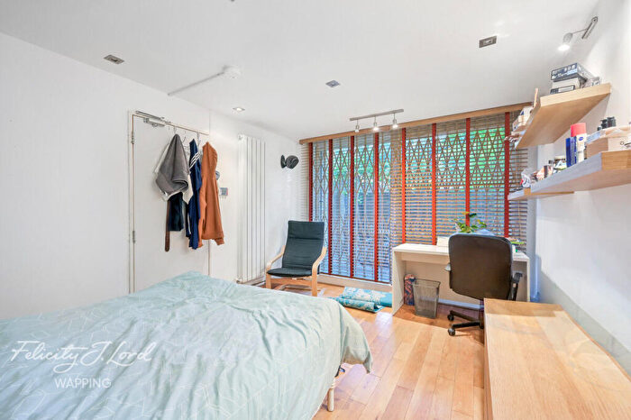 3 Bedroom Flat For Sale In Cloysters Green, London, E1W