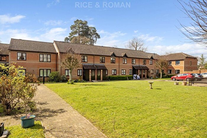 2 Bedroom Flat For Sale In Copenhagen Walk, Crowthorne, RG45