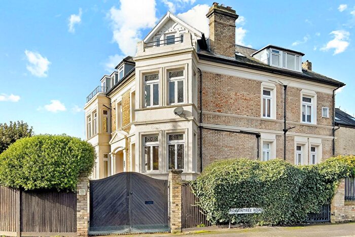 3 Bedroom Flat For Sale In Bycullah Road, Enfield, EN2