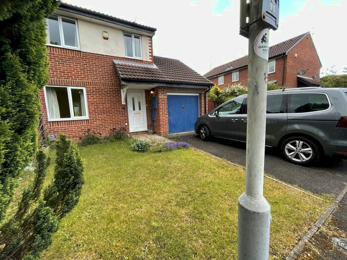 3 Bedroom Semi-Detached House To Rent In Spayne Close, Luton, Bedfordshire, LU3