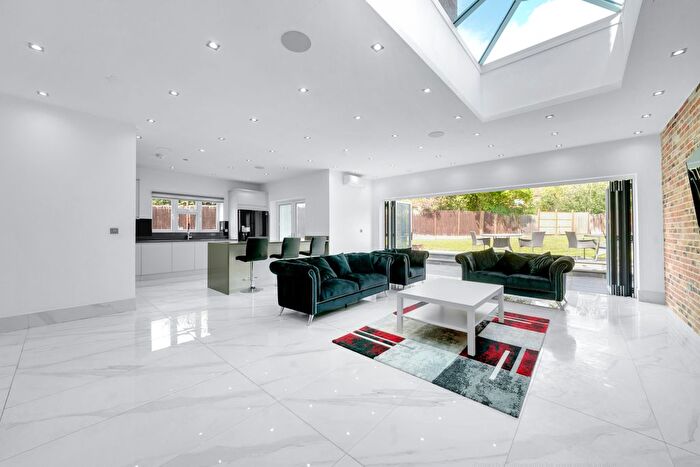 6 Bedroom Semi Detached House To Rent In Saddlescombe Way, London, N12