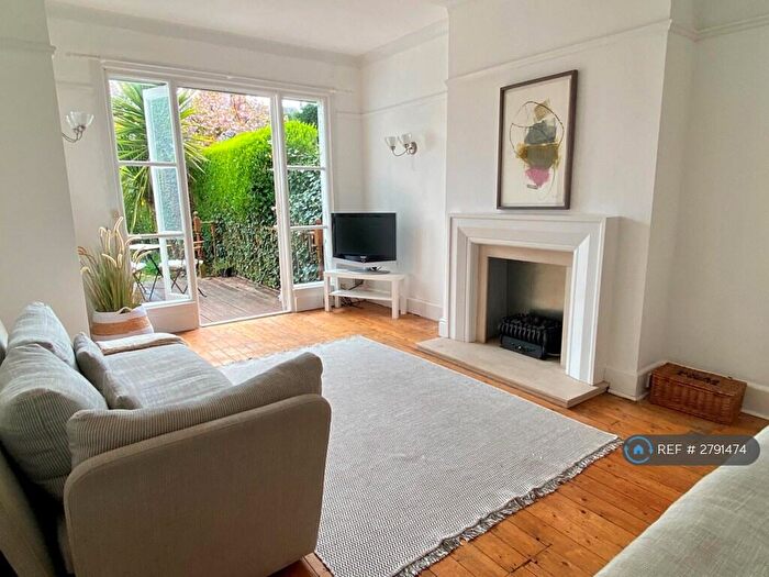 2 Bedroom Maisonette To Rent In Otley Road, Leeds, LS16