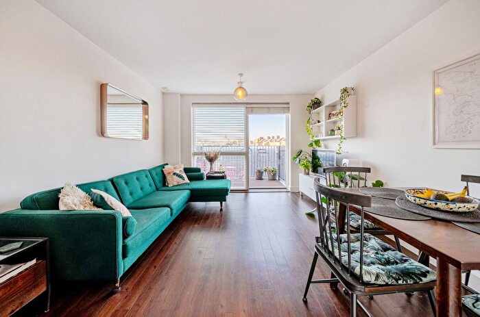 2 Bedroom Flat For Sale In Milles Square, London, SW9
