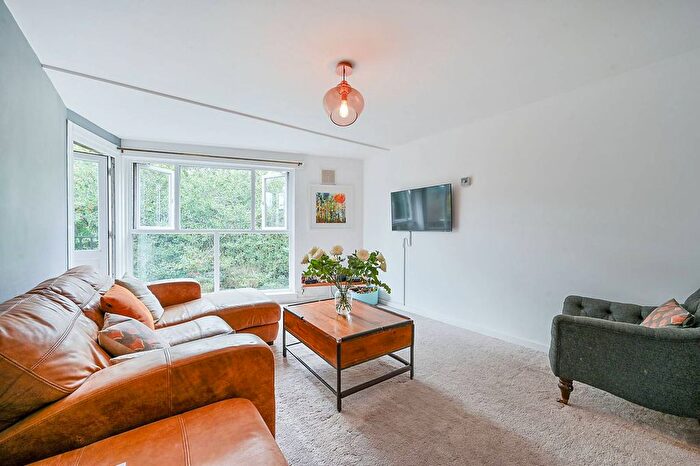 1 Bedroom Flat For Sale In Garrick Close, Hanger Hill, London, W5