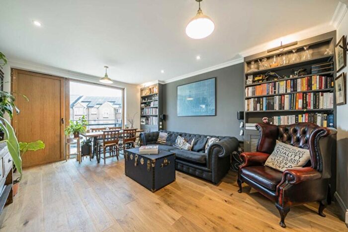 2 Bedroom Flat For Sale In Mare Street, London Fields, E8 - Photo 5