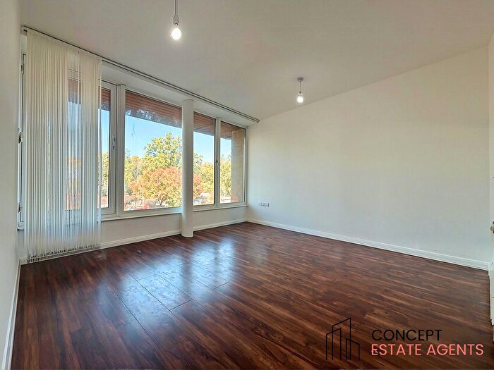 3 Bedroom Flat To Rent In London Road, Mitcham, Surrey, CR4