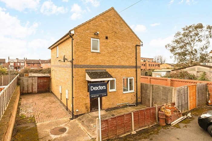 3 Bedroom Detached House For Sale In Longley Road, Tooting, SW17