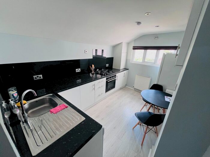 2 Bedroom Flat To Rent In High Road Leyton, London, E10