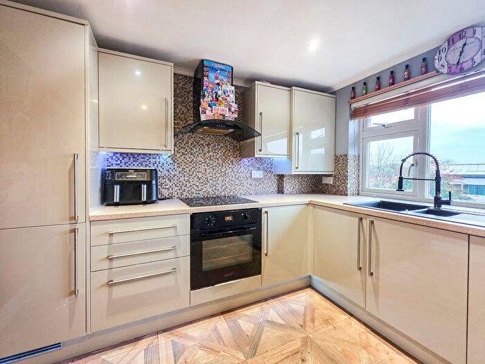 2 Bedroom Flat For Sale In Queensmead Road, High Wycombe, HP10