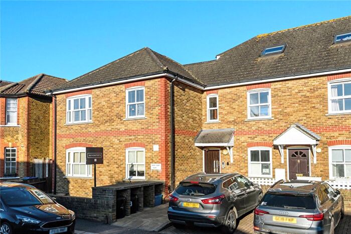 2 Bedroom Flat For Sale In Tudor Road, Hampton, TW12