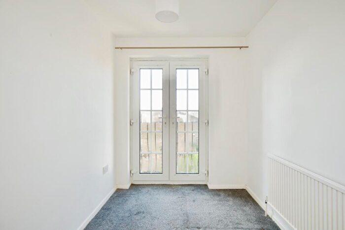 2 Bedroom Flat For Sale In Crofton Way, Enfield, EN2