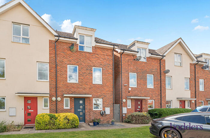 5 Bedroom End Of Terrace House For Sale In Addlestone, Surrey, KT15