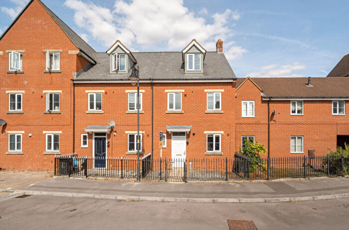 4 Bedroom Terraced House For Sale In Deneb Drive, Oakhurst, Swindon, SN25