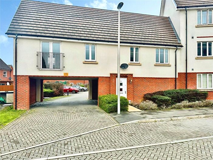 2 Bedroom Flat For Sale In Draper Crescent, Wokingham, Berkshire, RG40