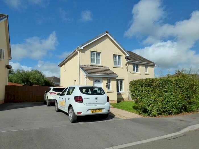 3 Bedroom Semi-Detached House To Rent In Allt Y Gog, Carmarthen, Carmarthenshire, SA31