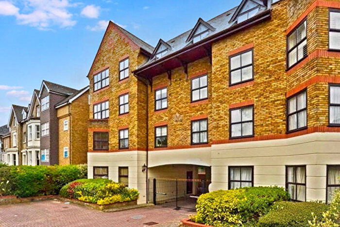 1 Bedroom Flat To Rent In Surbiton Hill Park, Surbiton, KT5