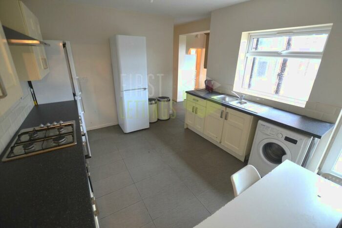 8 Bedroom Semi-Detached House To Rent In Avenue Road Extension, Clarendon Park, LE2