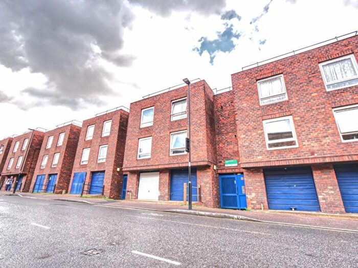 4 Bedroom Flat To Rent In Centurion Close, Islington, N7