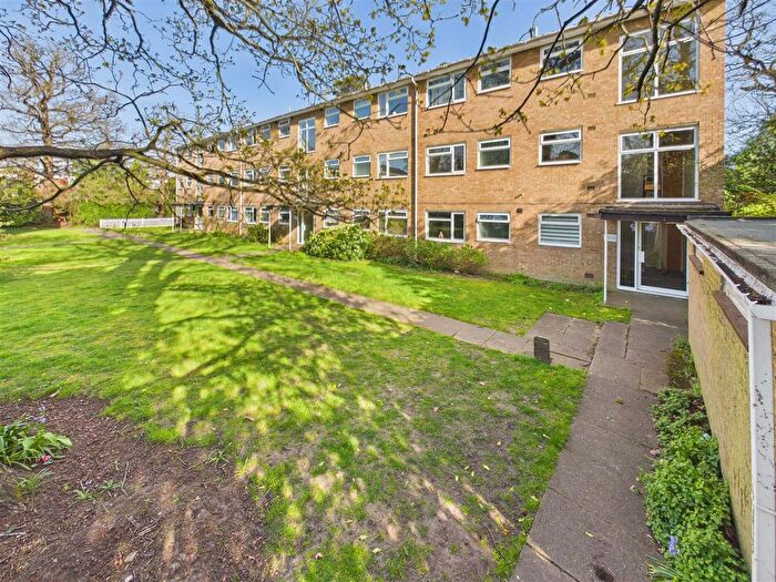 2 Bedroom Flat For Sale In Oakdene Court, Walton-On-Thames, KT12