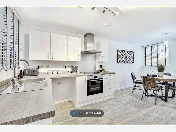 2 Bedroom Maisonette To Rent In Princess Mary Avenue, Chatham, ME4