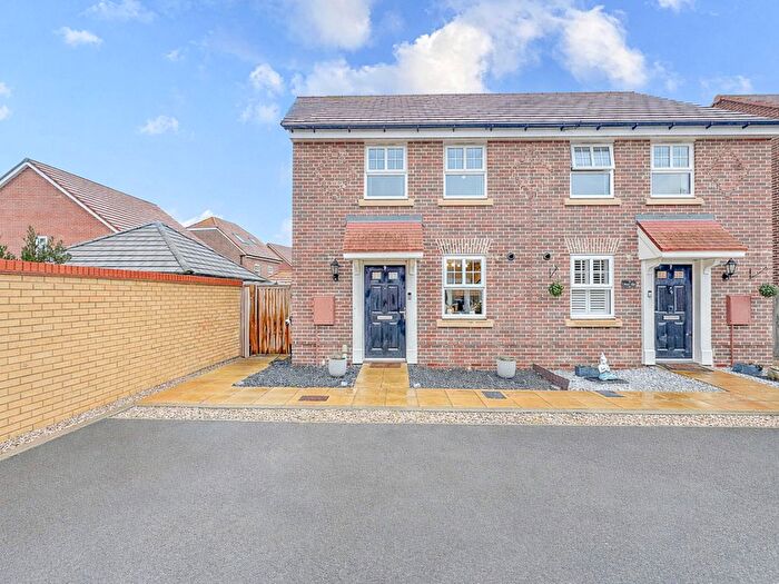 3 Bedroom Semi-detached House For Sale In Hawes Close, Hullbridge, SS5