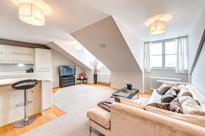 2 Bedroom Flat To Rent In Mayfair House, - Heene Terrace, Worthing, West Sussex, BN11