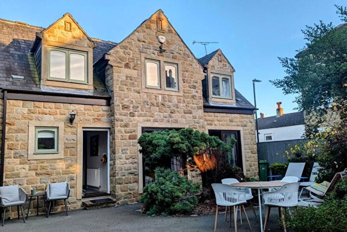 3 Bedroom Detached House To Rent In Weetwood Lane, Leeds, LS16