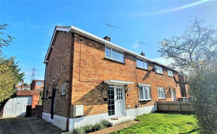 3 Bedroom Semi-Detached House To Rent In Graham Road, Dunstable, LU5