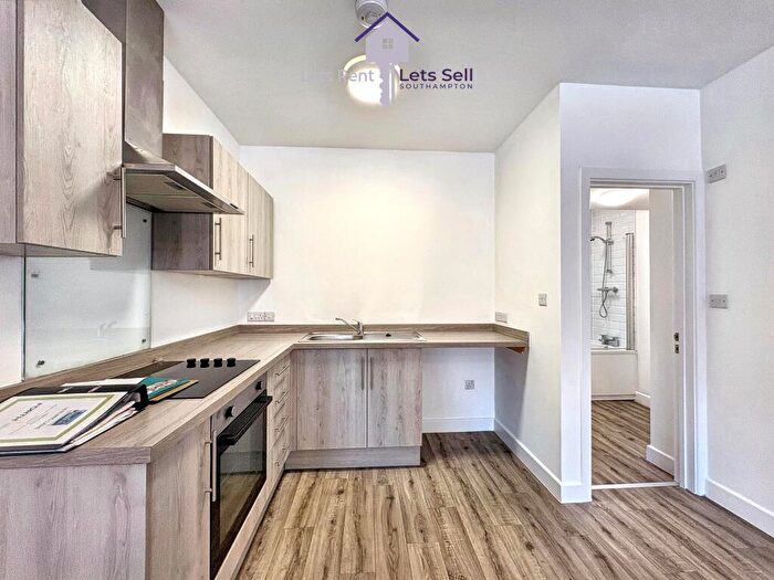 2 Bedroom Flat To Rent In Eling Lane, Totton, SO40
