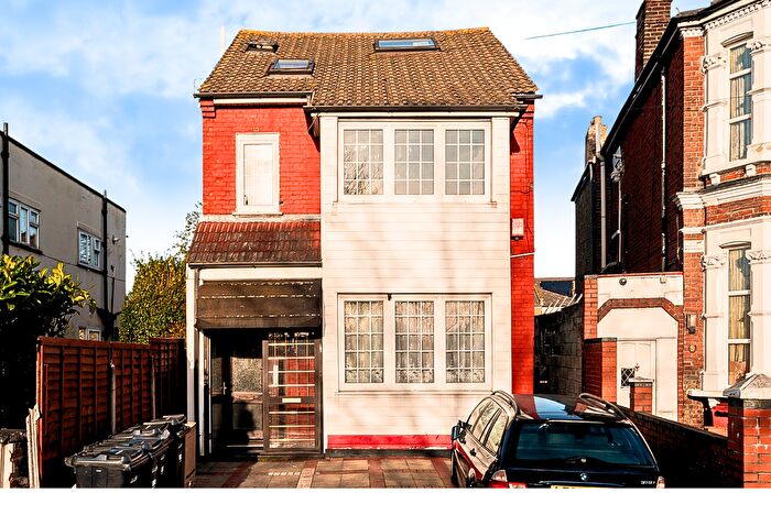 1 Bedroom Flat To Rent In Holly Road, Wanstead, E11