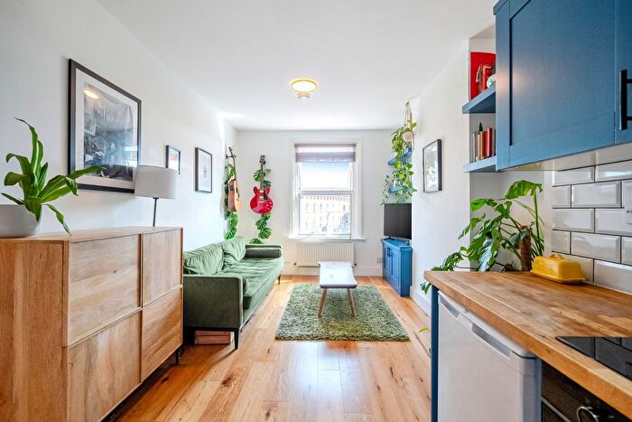 2 Bedroom Flat For Sale In Bedford Hill, Balham, London, SW12